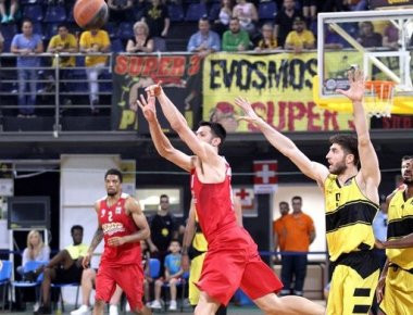 «Τρελό» buzzer beater του Παπανικολάου - Επική αντίδραση του Πρίντεζη (βίντεο)